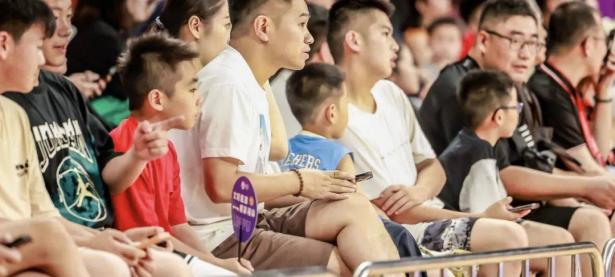 爱游戏官网-比赛现场火爆惊艳，球迷尖叫连连(比赛现场火爆惊艳,球迷尖叫连连打球)