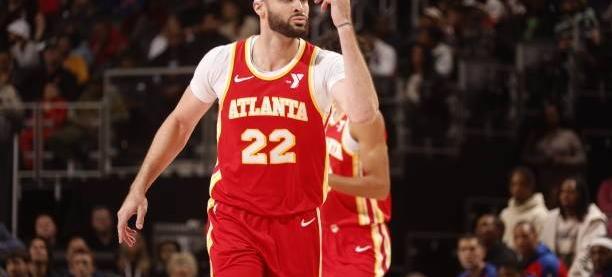 爱游戏-关于米尔沃尔球员被红牌罚下，球队遇挑战的信息