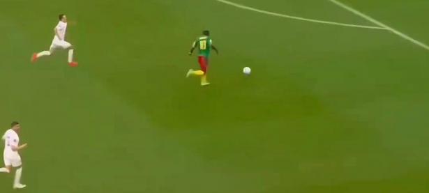 爱游戏登录-足球赛场上双方的高超技艺将比赛推向高潮