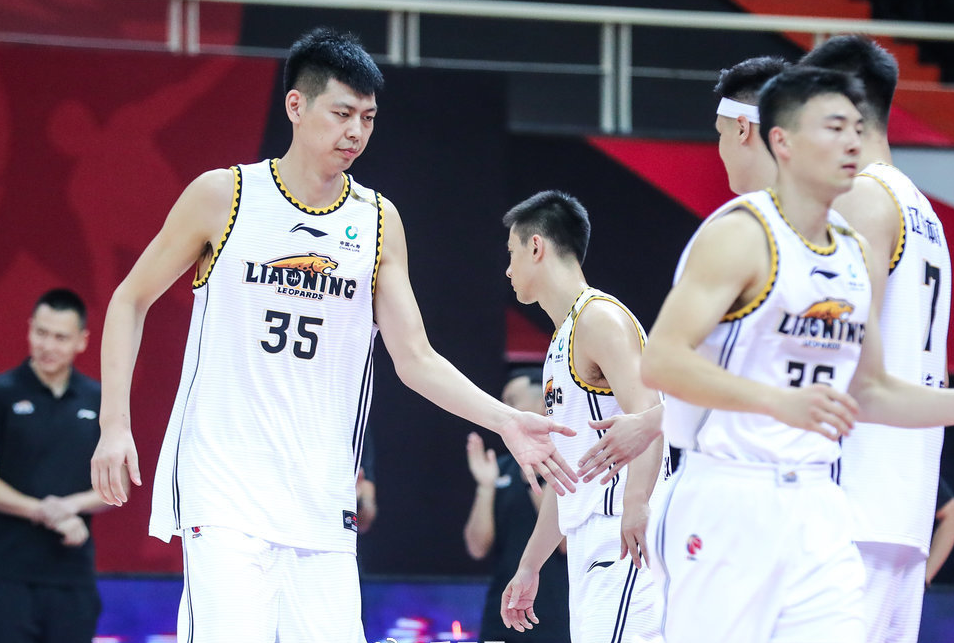 CBA球队训练备战新赛季,教练组全力调教 CBA球队训练备战新赛季,教练组全力调教