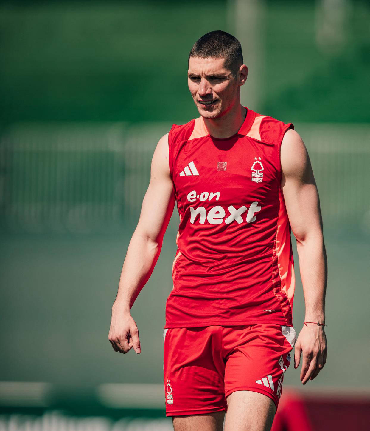 包含富勒姆战胜对手，豪取决定胜利的词条