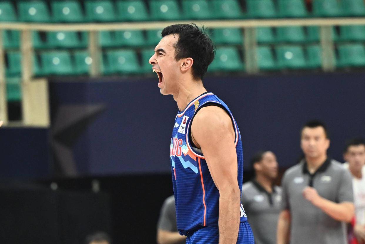 明星球员受伤退场，球队命运堪忧