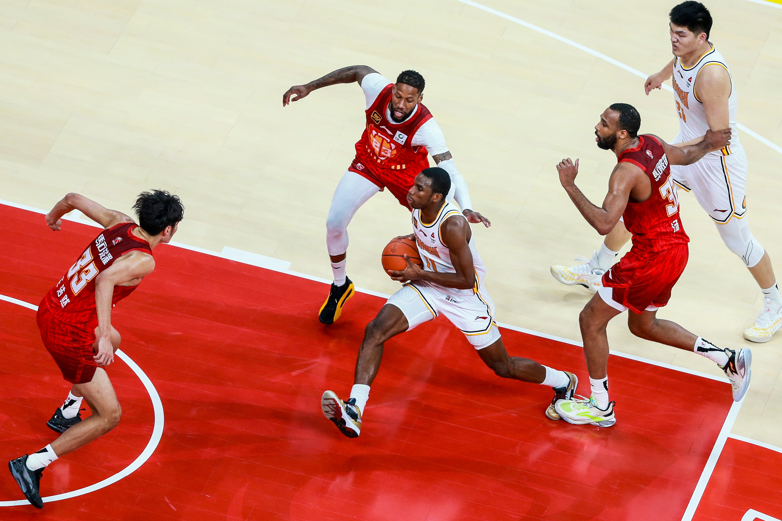 热血对抗!两支顶尖球队将在球场上激战的简单介绍 热血对抗!两支顶尖球队将在球场上激战的简单介绍