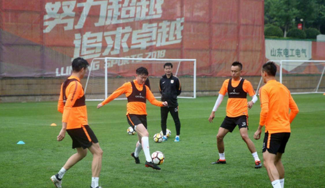 球队老将突破纪录，赢得球迷掌声