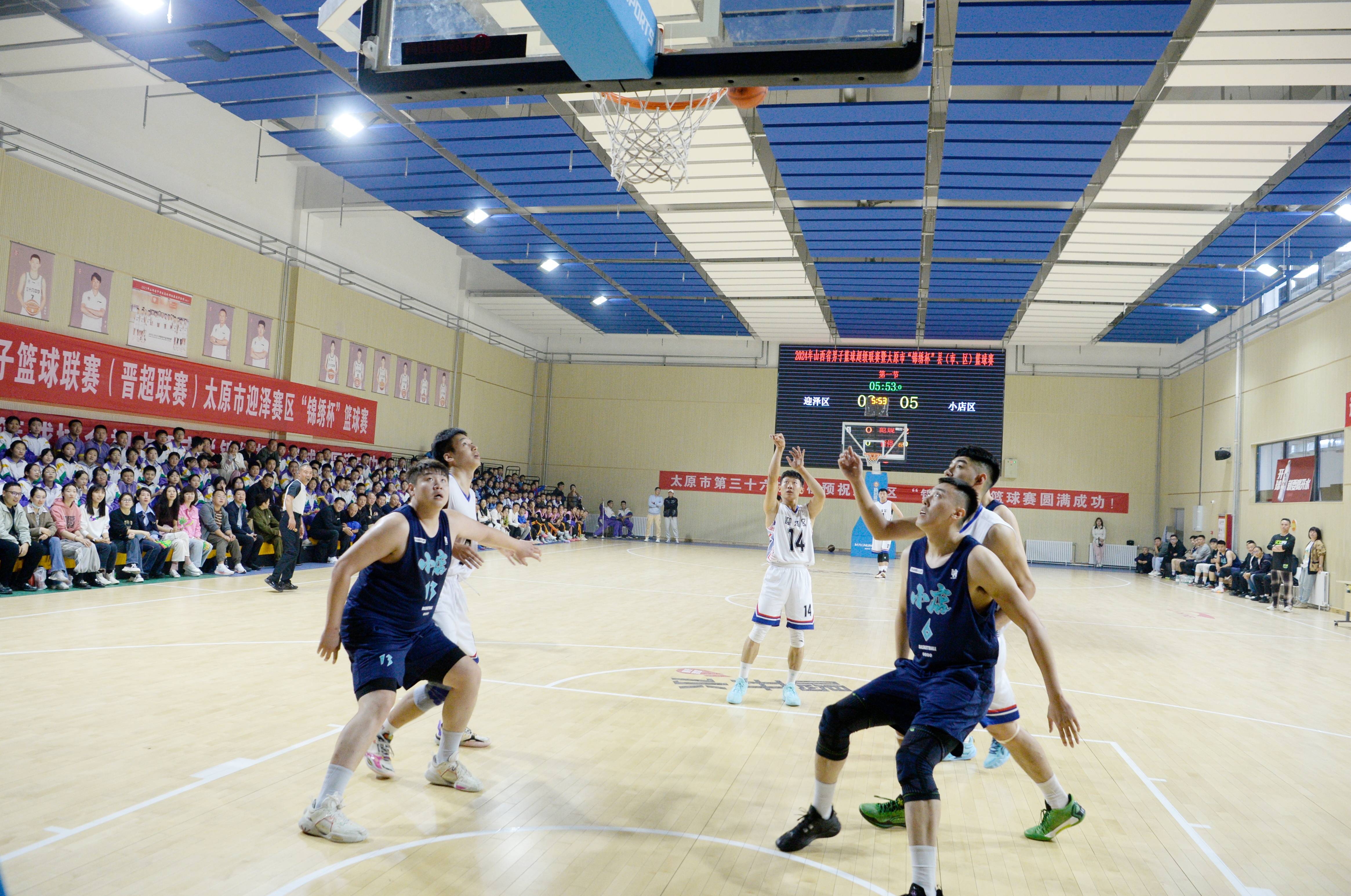 国内篮球联赛精彩纷呈，球员们全力以赴