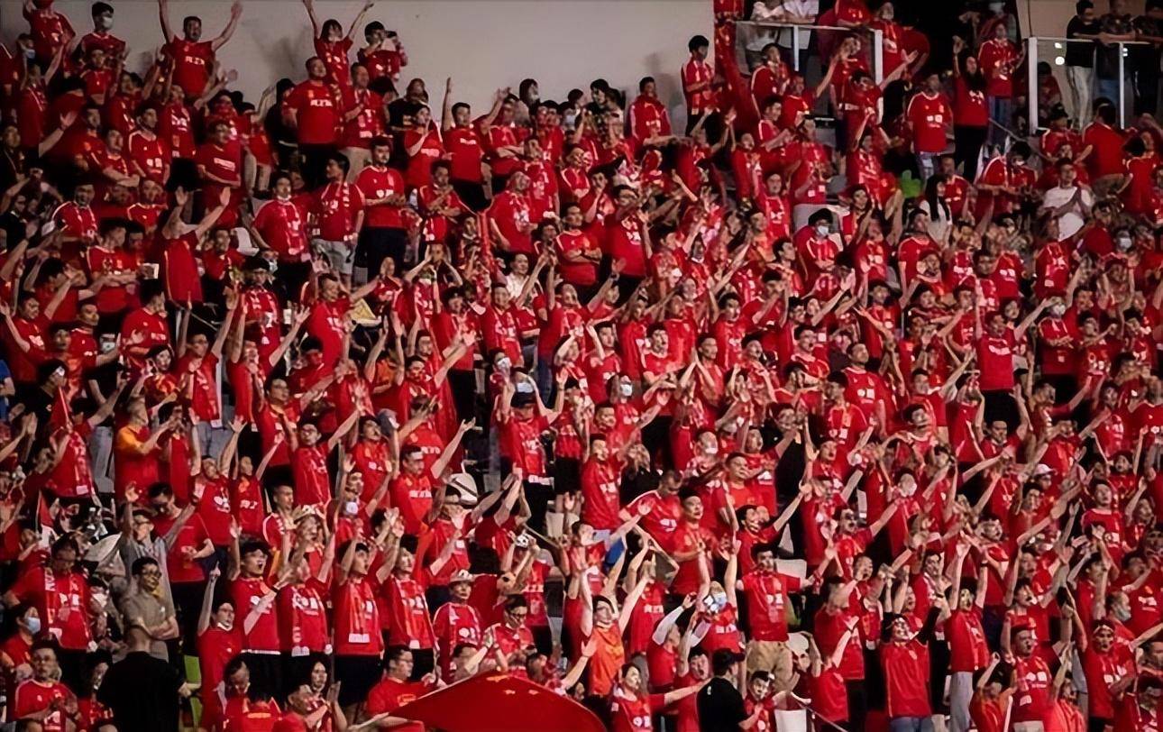 阿拉伯球队在足球赛中向世界展现实力，赢得掌声的简单介绍