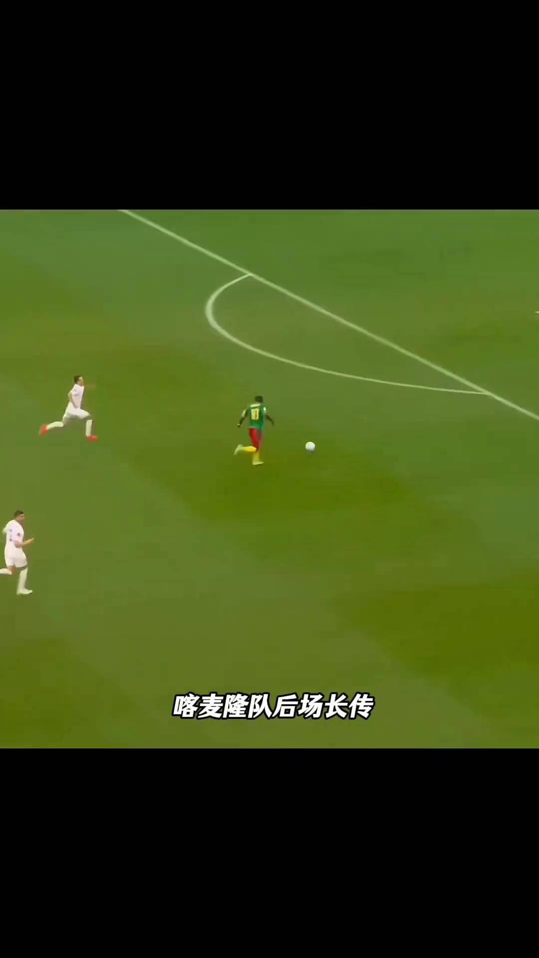 足球赛场上双方的高超技艺将比赛推向高潮