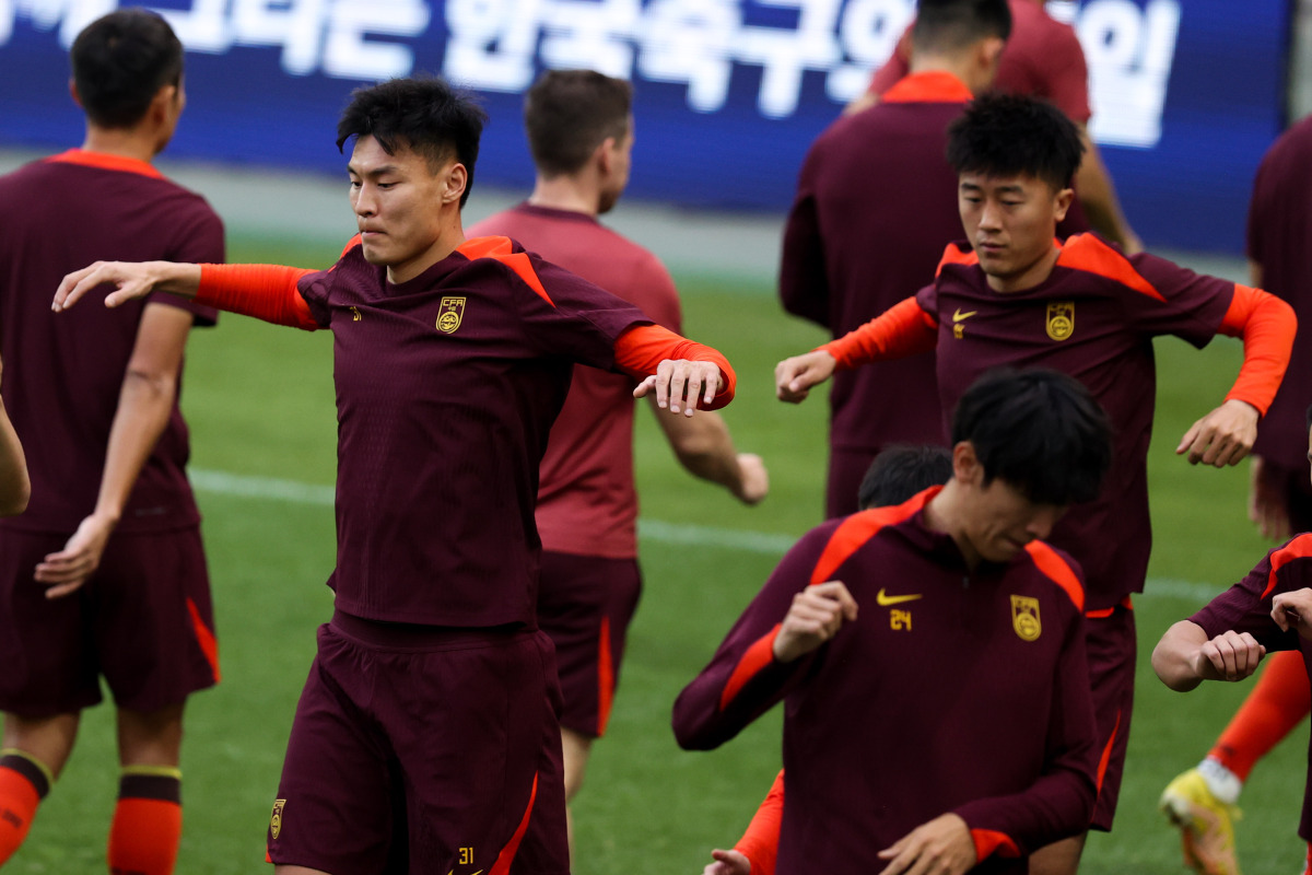 中国足球联赛战况异常激烈,各队球员全力以赴 中国足球联赛战况异常激烈,各队球员全力以赴