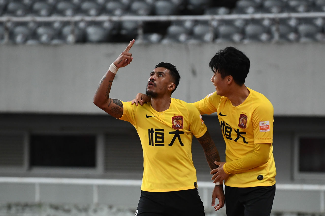 包含上港战胜恒大，冲击联赛积分榜首位的词条