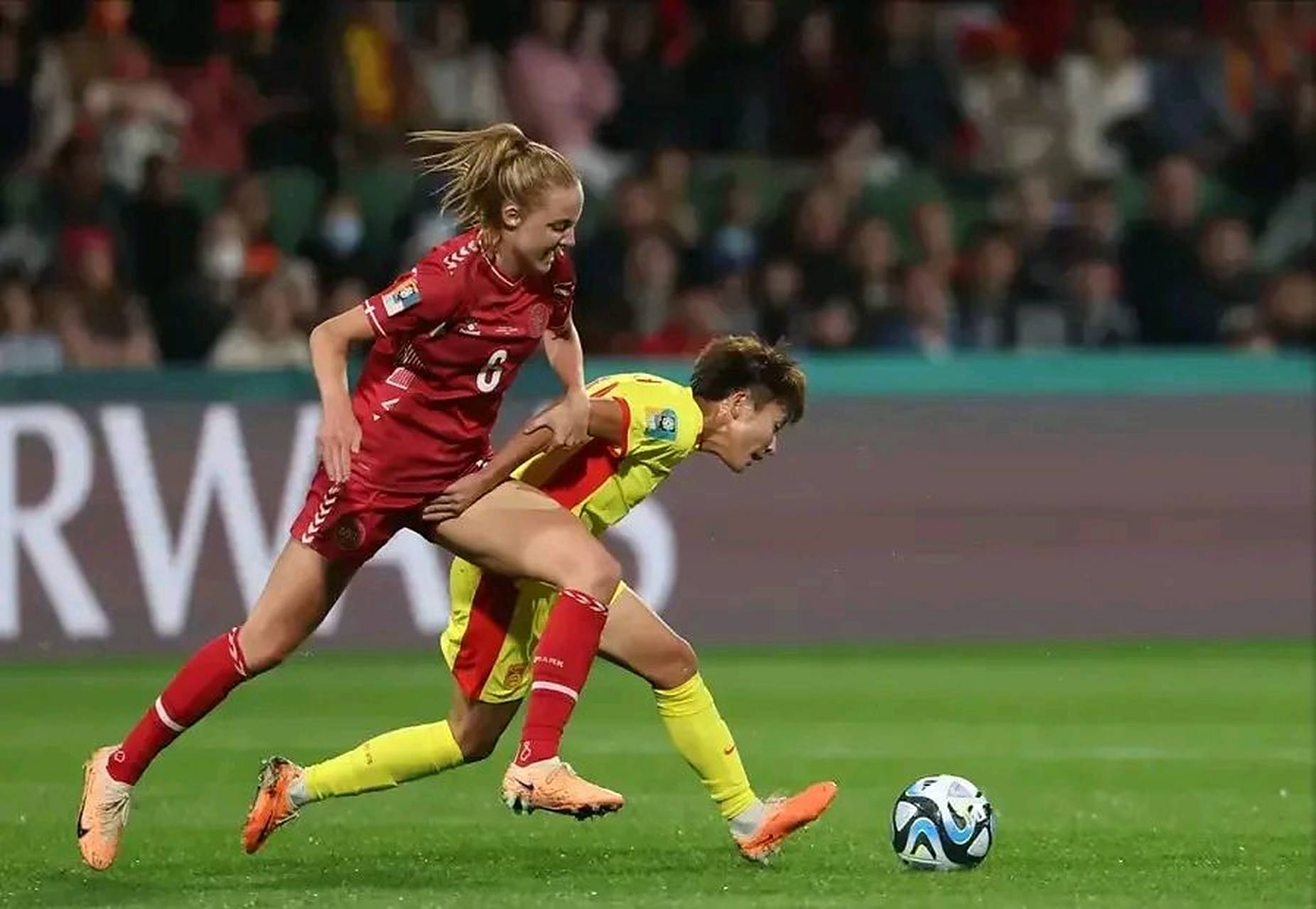 劲爆挑战！职业女足队员不甘示弱的简单介绍