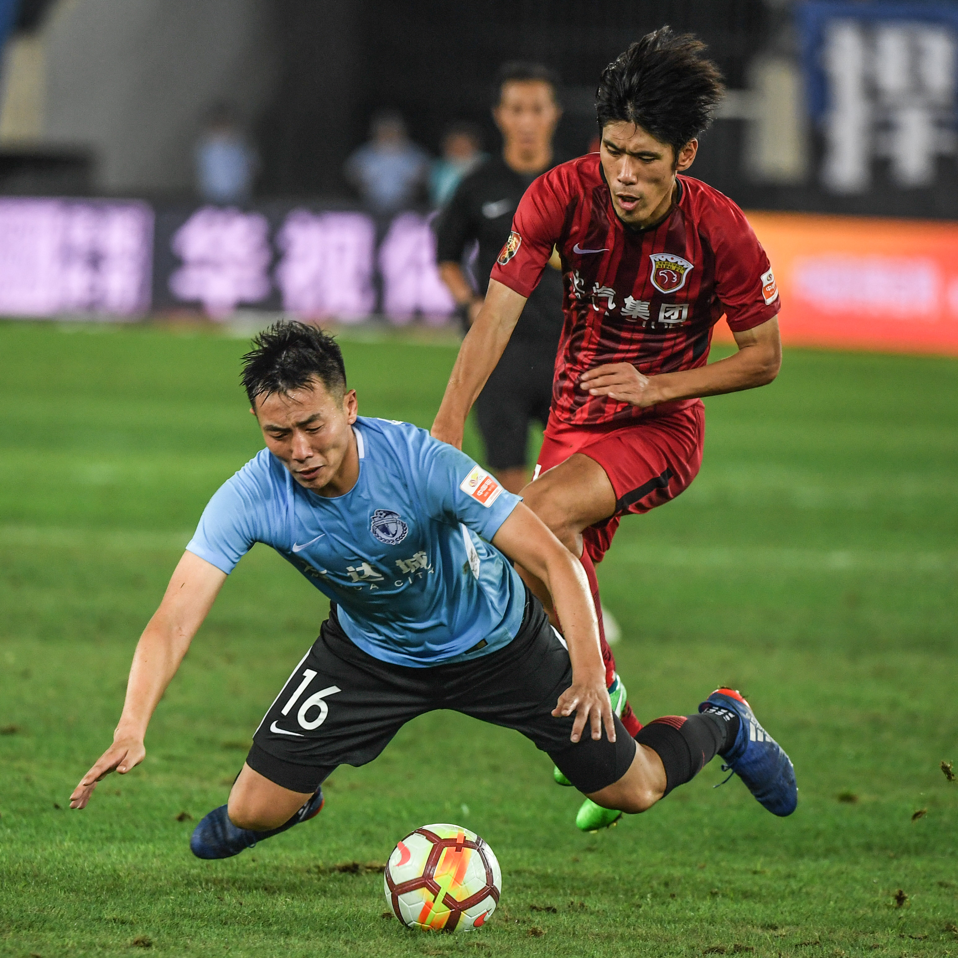 上海上港迎战大连一方,全队全力争取保持领先的简单介绍 上海上港迎战大连一方,全队全力争取保持领先的简单介绍