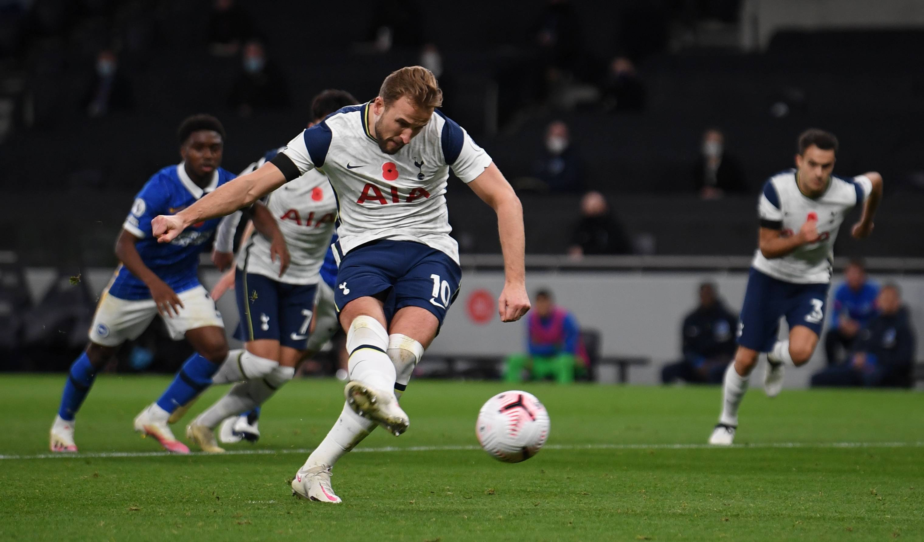 热刺客场大胜曼联,领跑积分榜 热刺客场大胜曼联,领跑积分榜