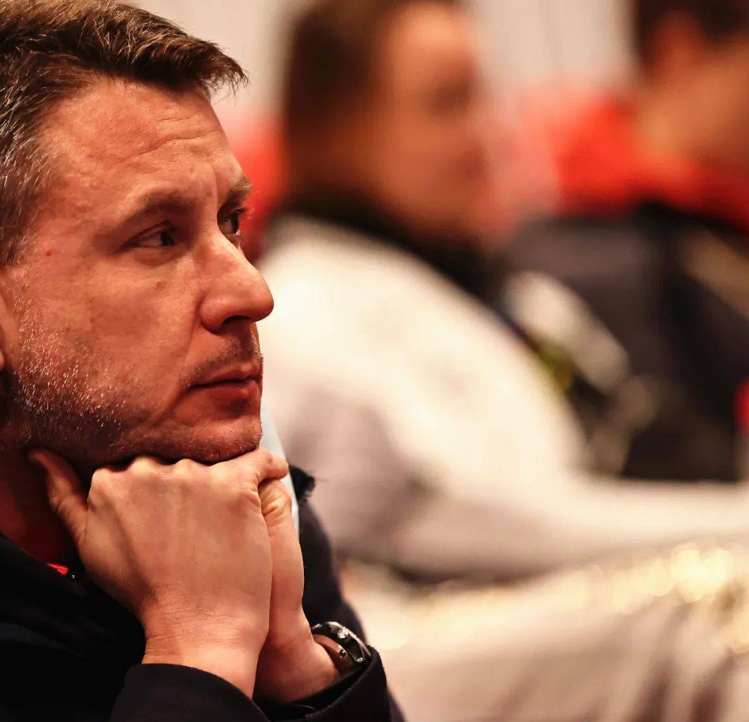 匈牙利举重选手力压群雄夺冠