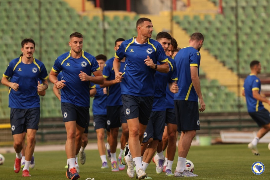 包含波黑对阵爱尔兰，力争晋级下一轮的词条