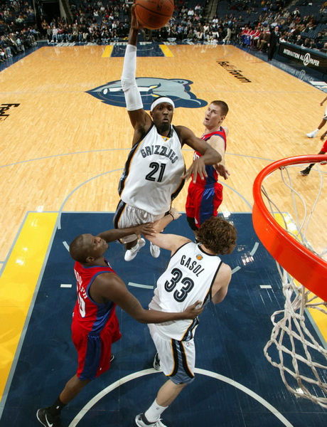 灰熊逆转雄鹿，终结四连败