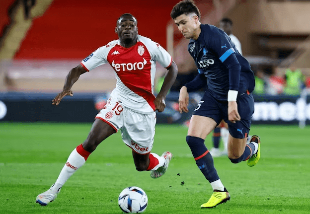 包含摩纳哥打破僵局，取得惊人胜利的词条