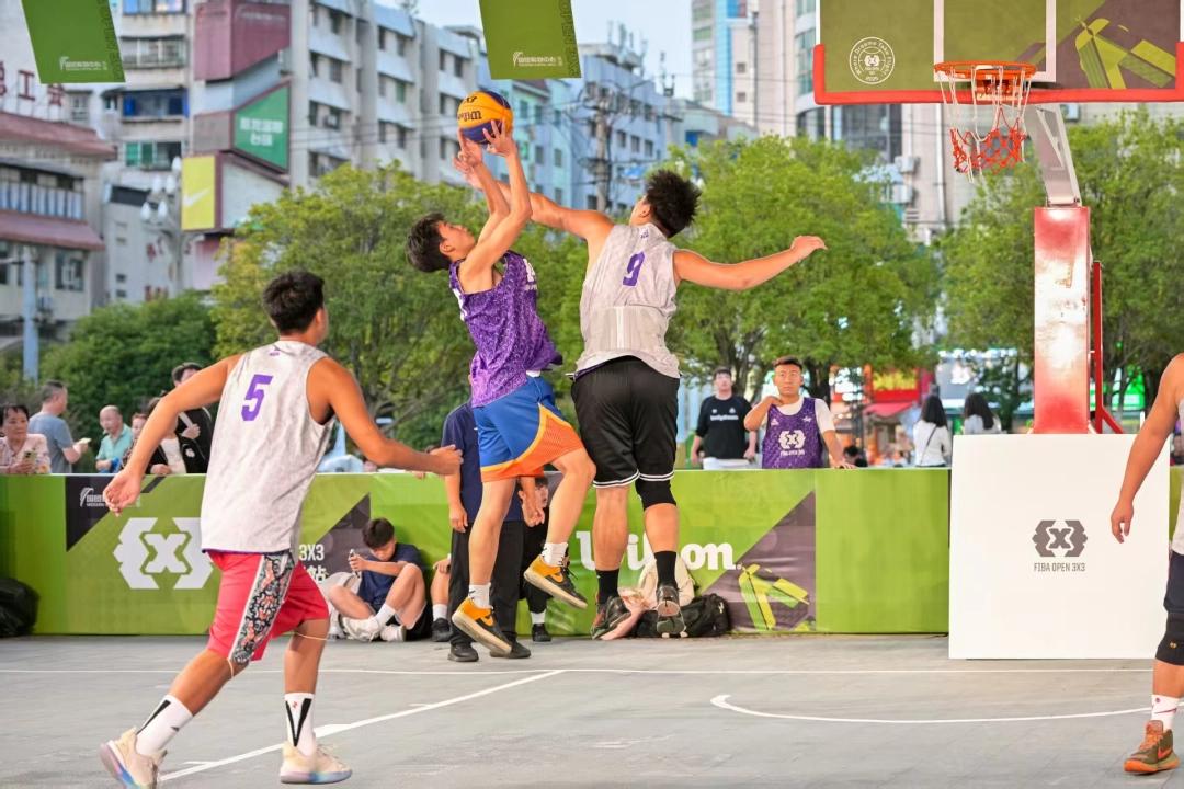 精湛球技展现无遗，球队打出流畅配合的简单介绍